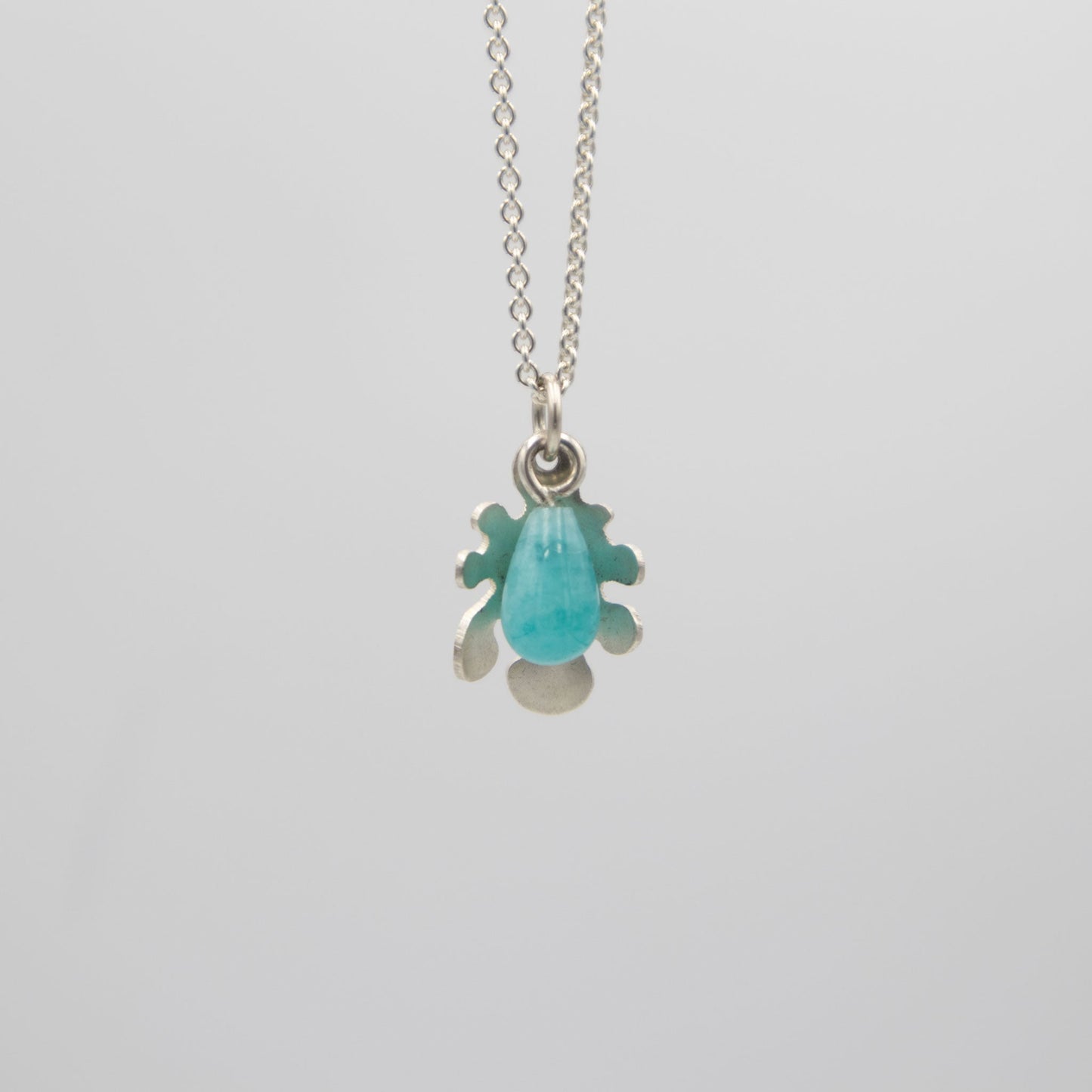 Amazonit droppe - Emmeli Holm Metallformgivning