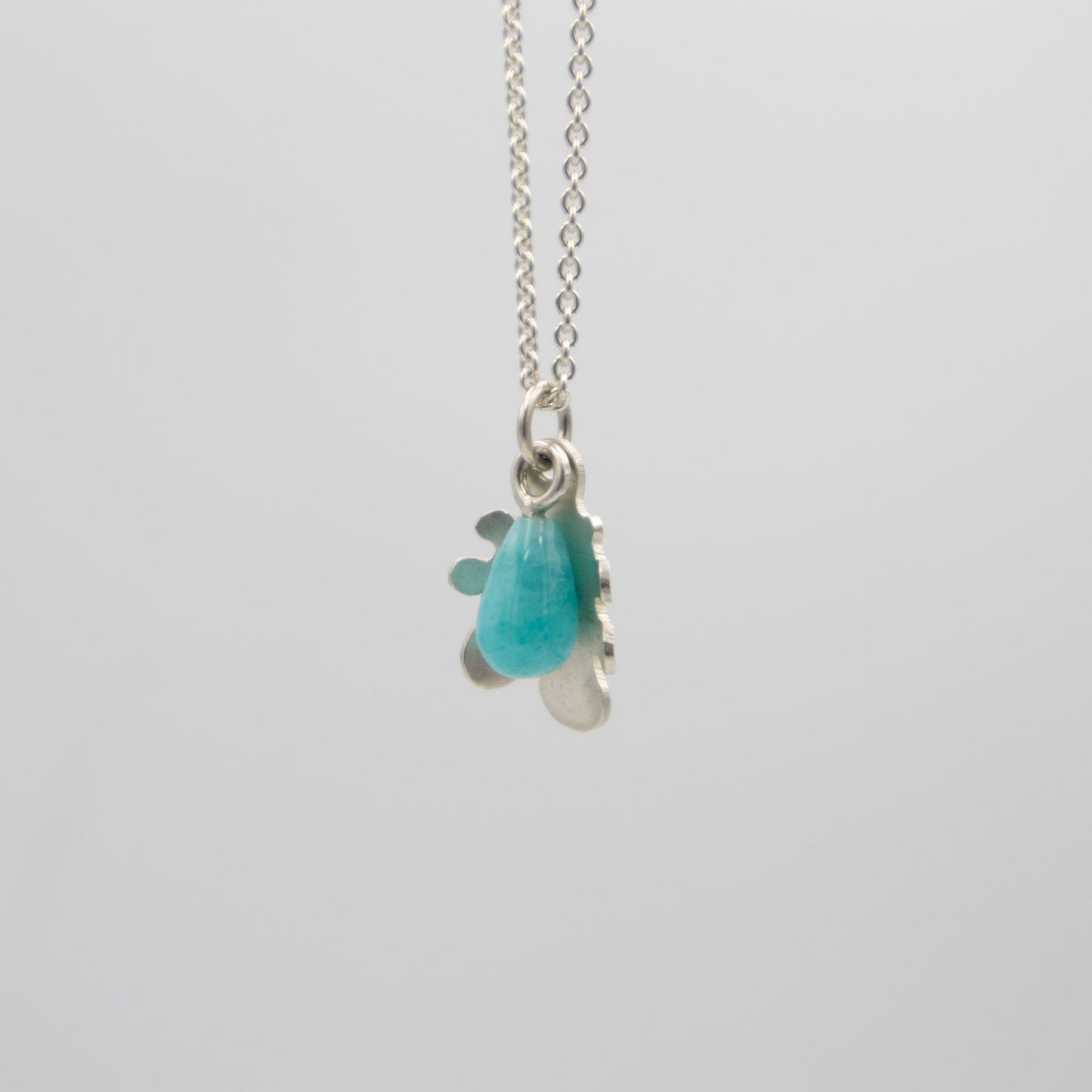 Amazonit droppe - Emmeli Holm Metallformgivning