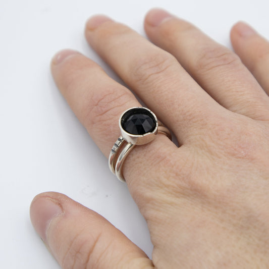 Black Onyx, ring - Emmeli Holm Metallformgivning