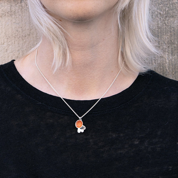 Emaljknopp, orange, halsband - Emmeli Holm Metallformgivning