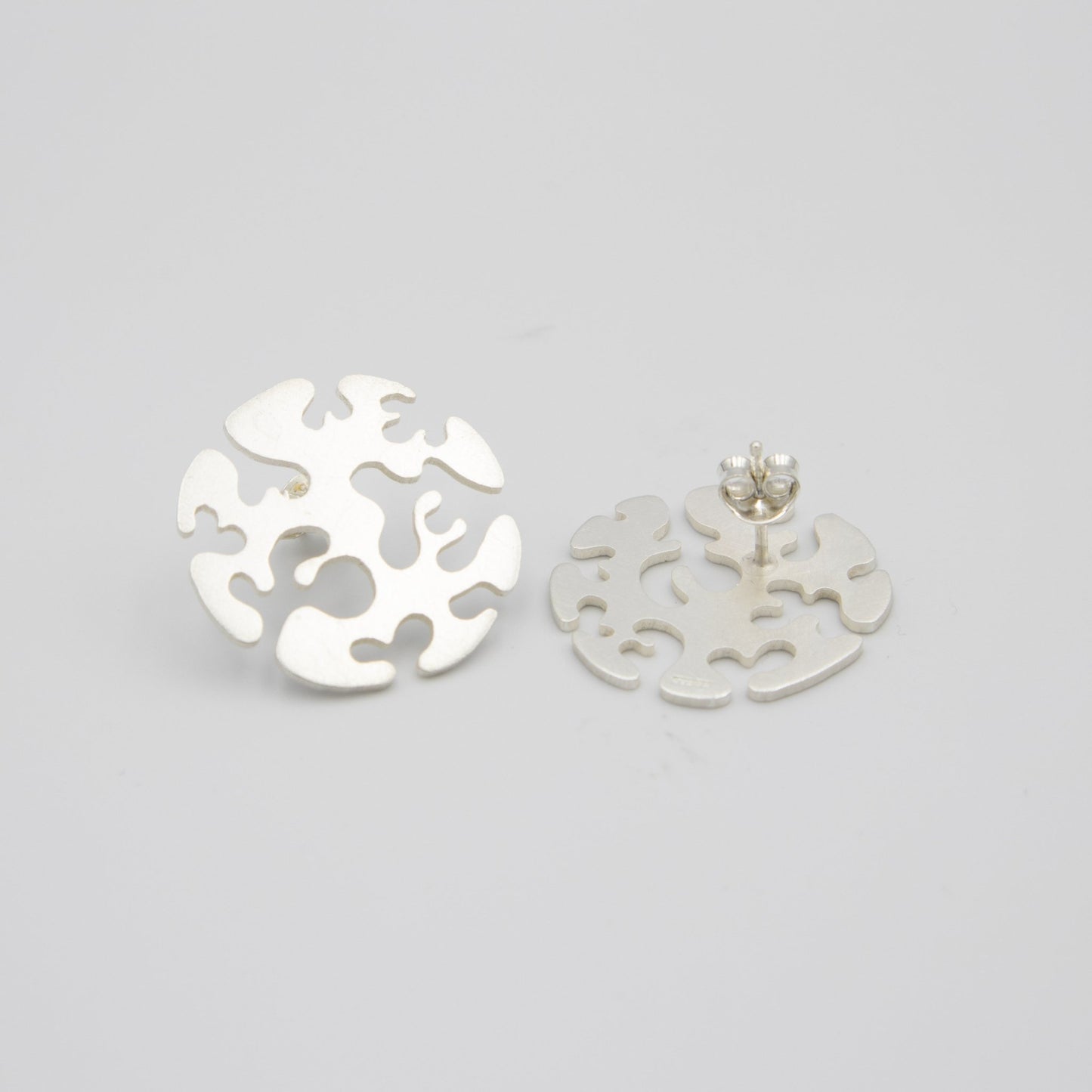Flöde, stiftörhängen, silver - Emmeli Holm Metallformgivning