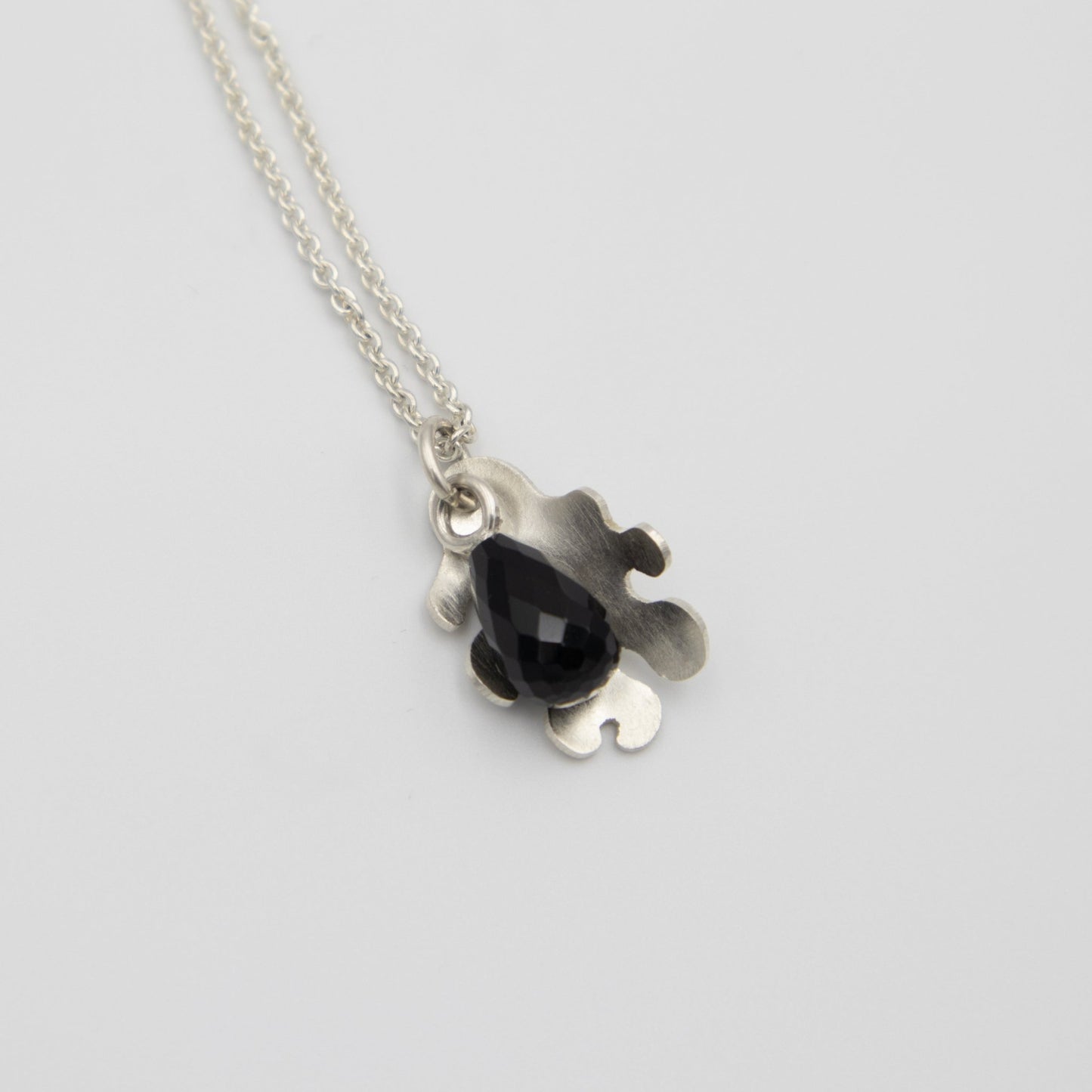 Onyx droppe - Emmeli Holm Metallformgivning