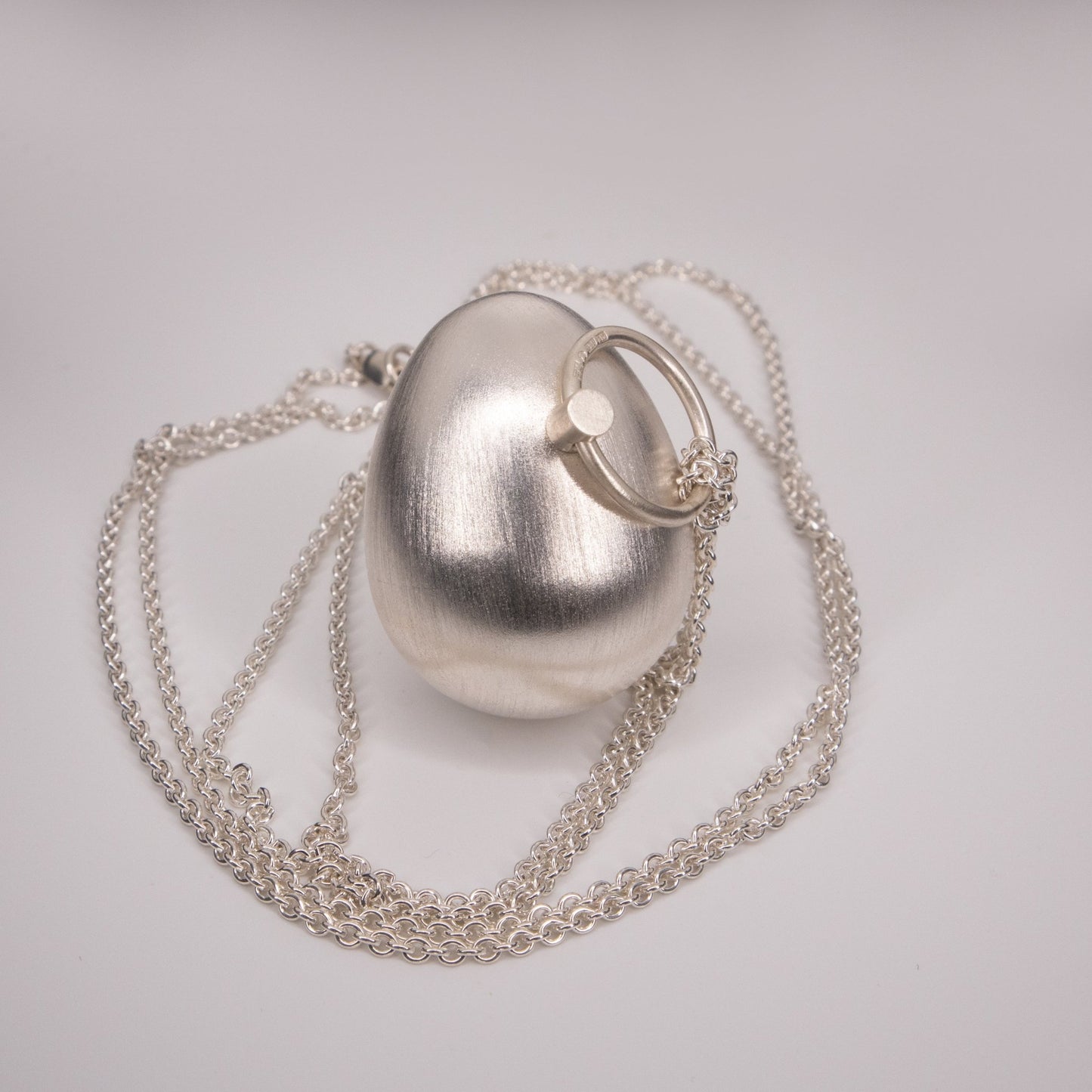 Rytmägg, silver, halsband - Emmeli Holm Metallformgivning
