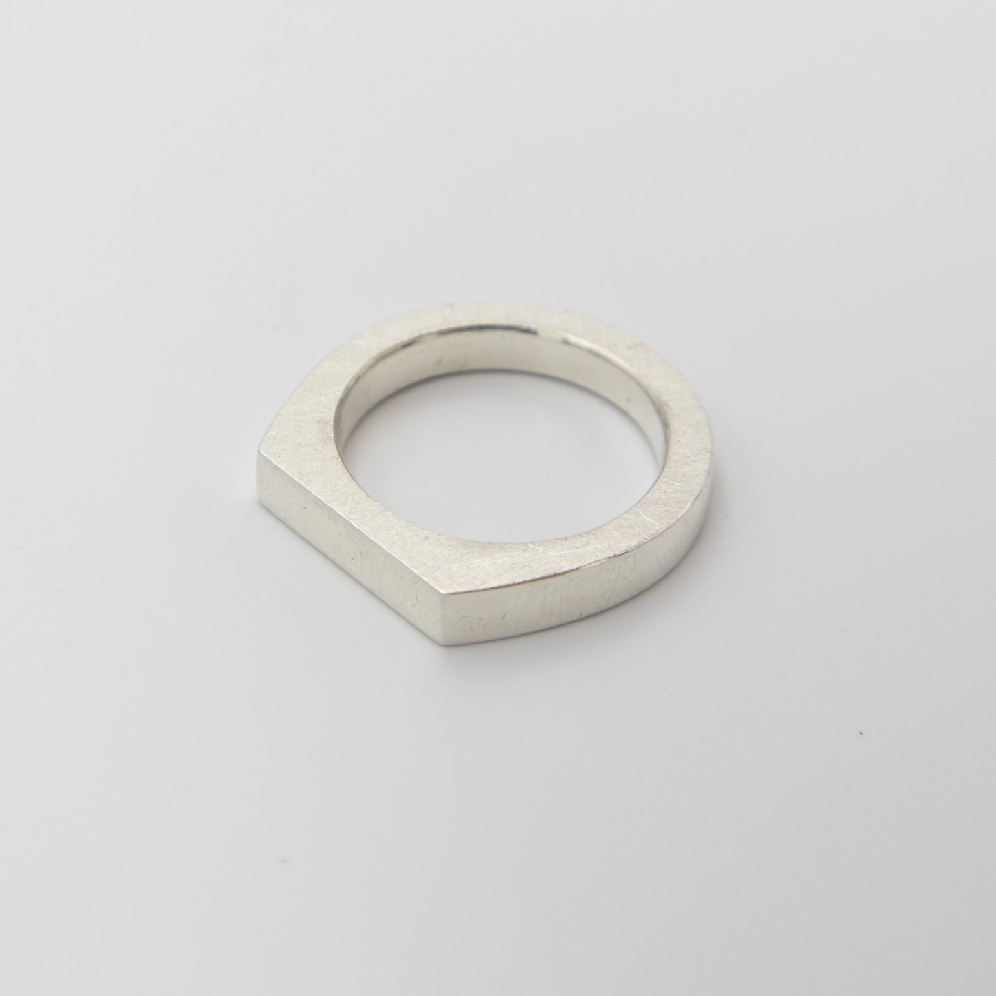 Slät - Emmeli Holm Metallformgivning
