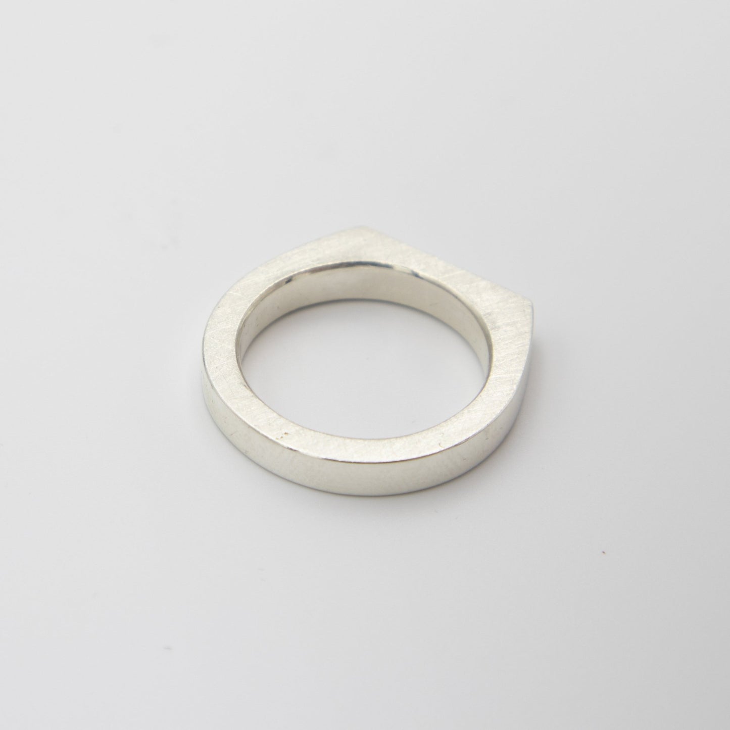 Slät - Emmeli Holm Metallformgivning