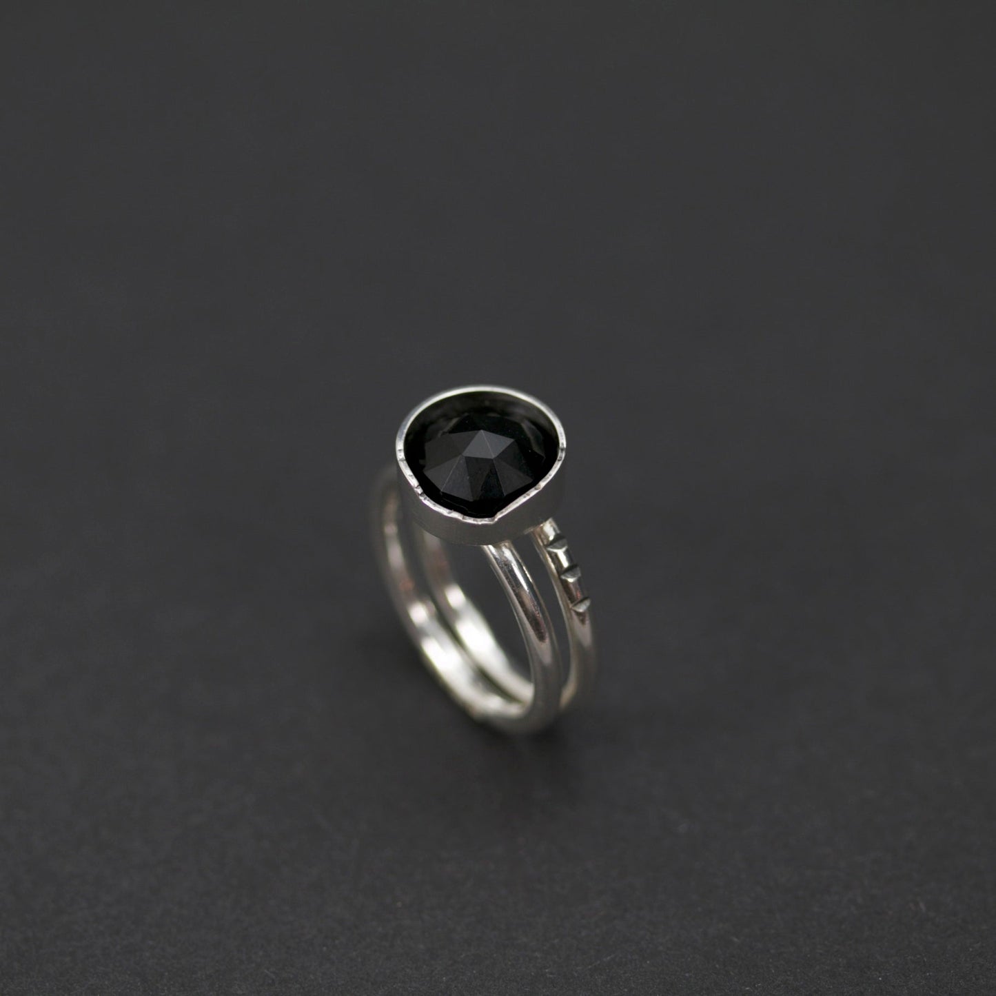 Black Onyx, ring - Emmeli Holm Metallformgivning