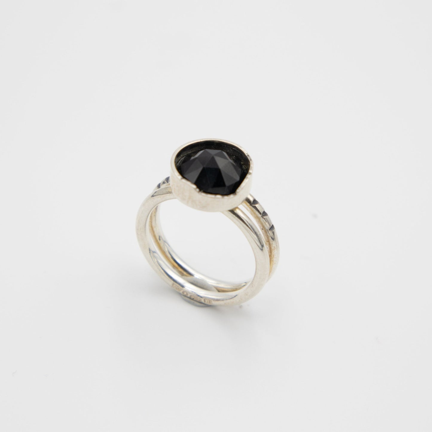 Black Onyx, ring - Emmeli Holm Metallformgivning