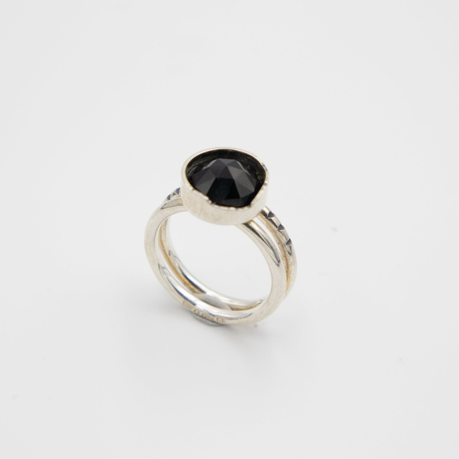 Black Onyx, ring - Emmeli Holm Metallformgivning