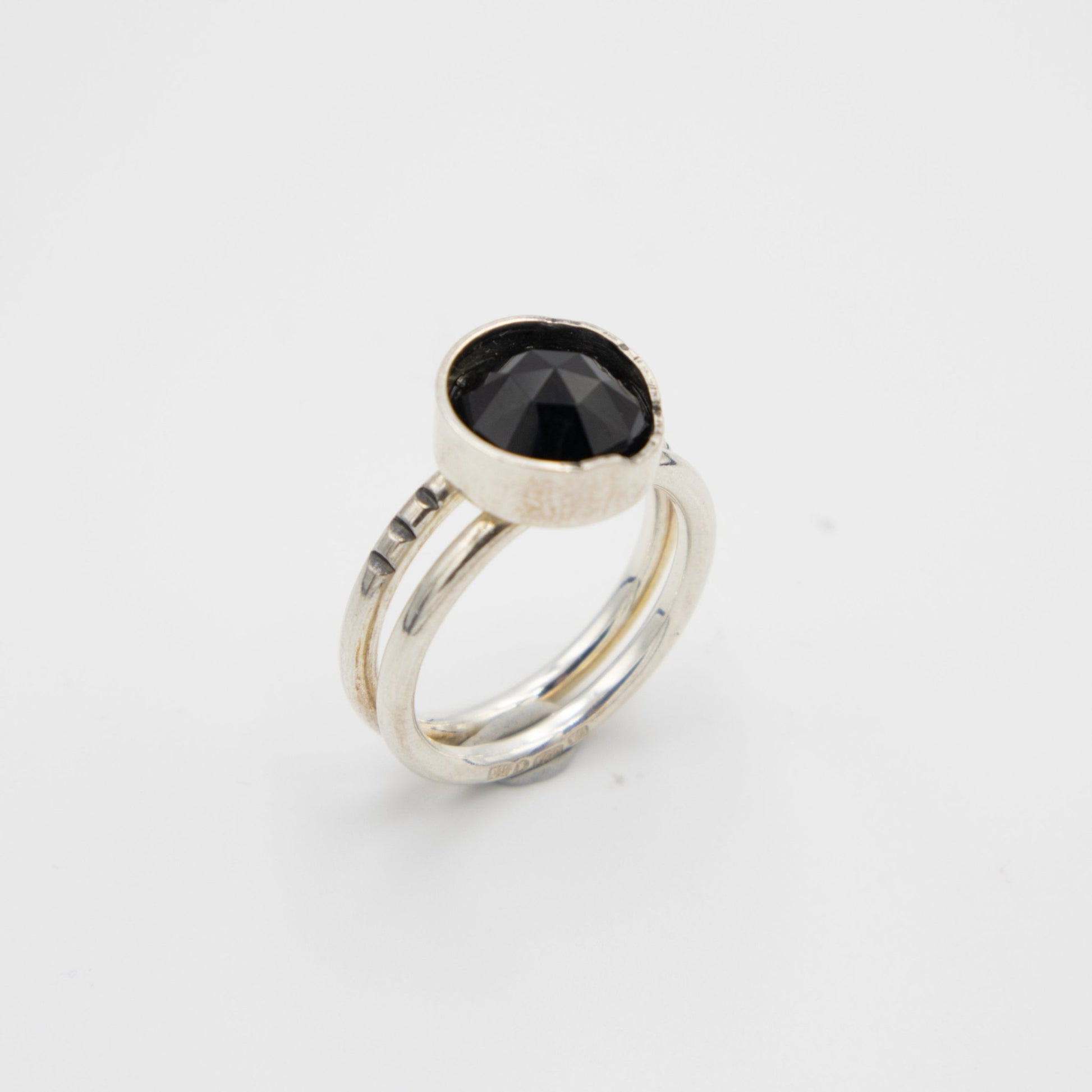 Black Onyx, ring - Emmeli Holm Metallformgivning
