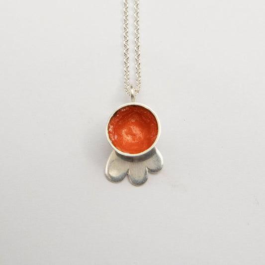 Emaljknopp, orange, halsband - Emmeli Holm Metallformgivning