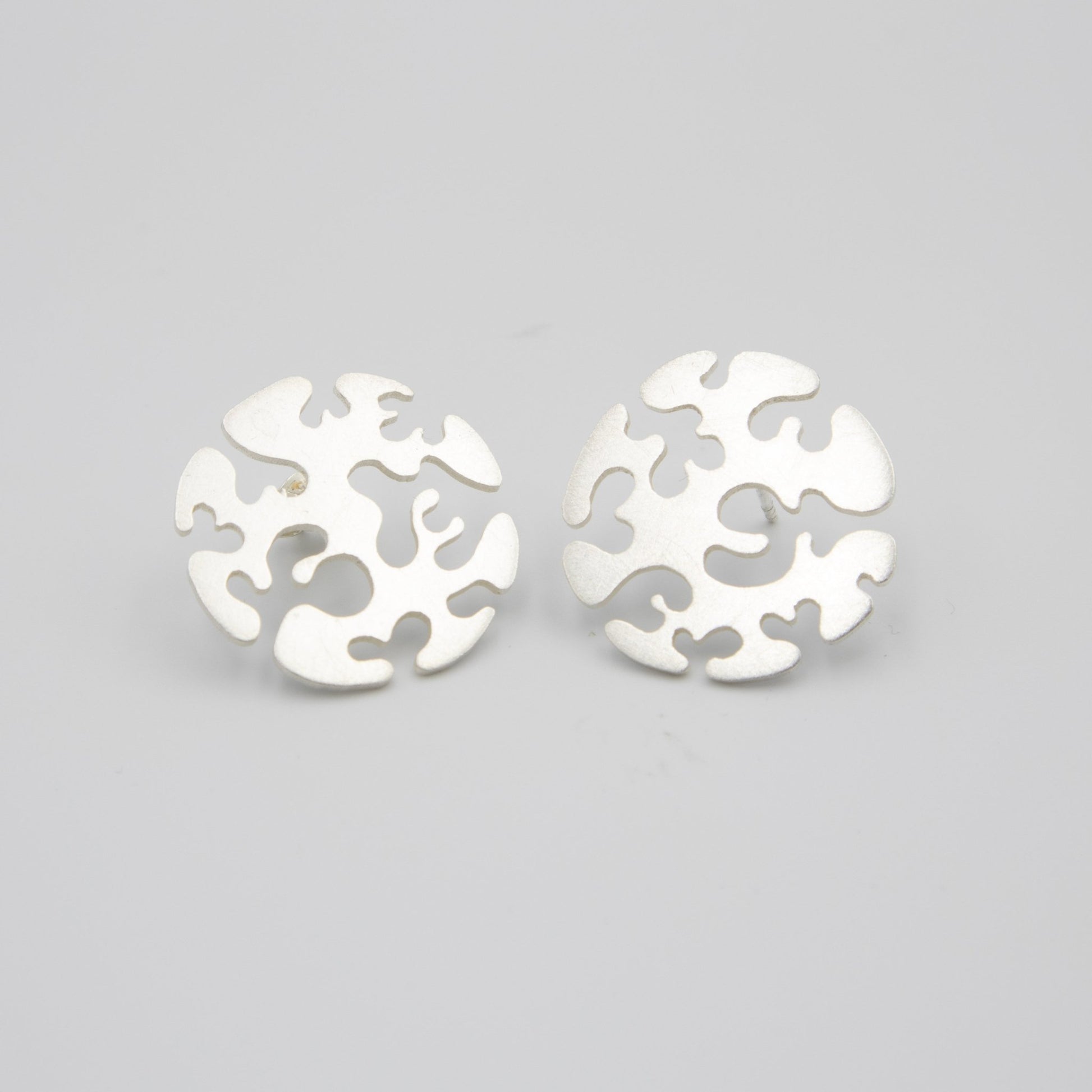 Flöde, stiftörhängen, silver - Emmeli Holm Metallformgivning