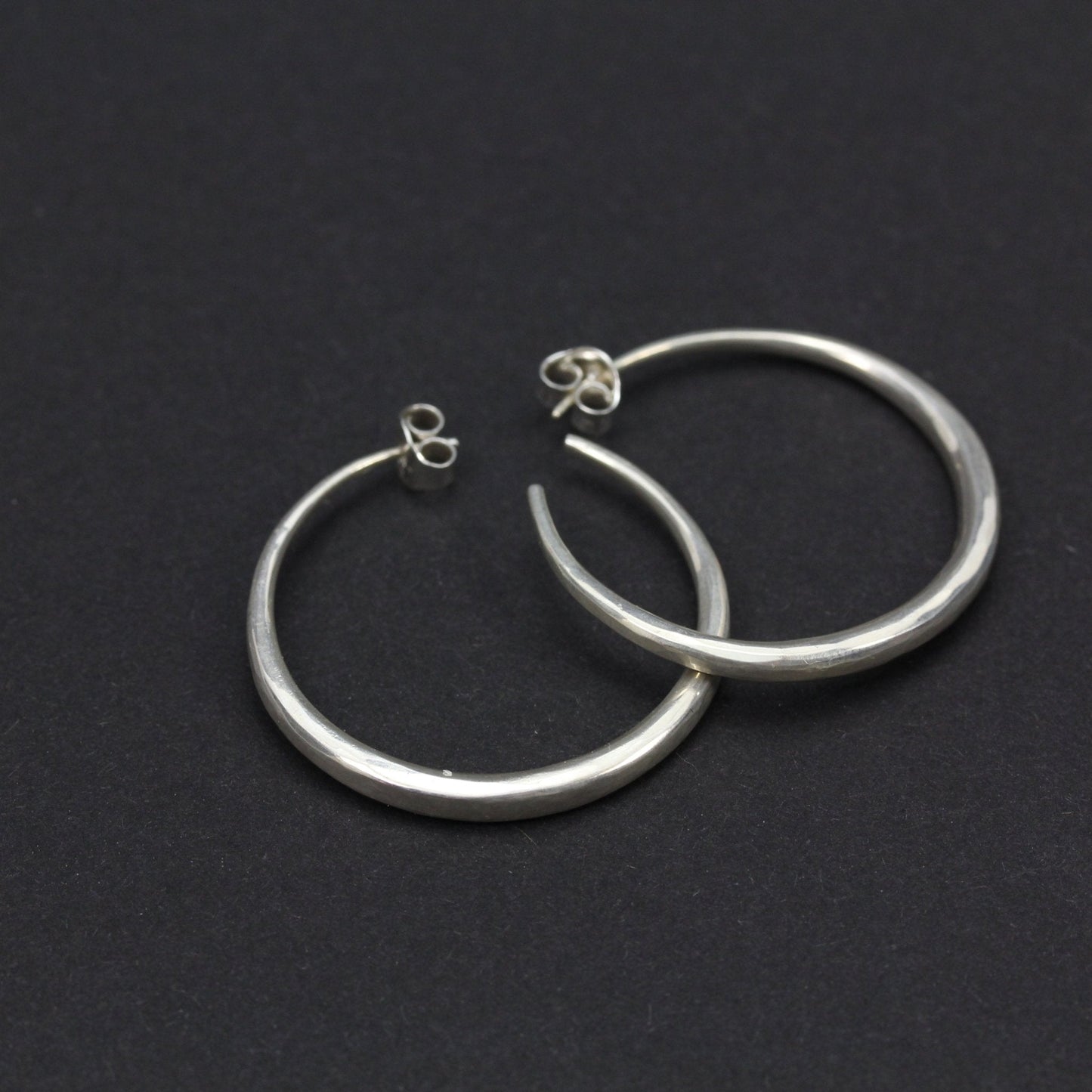 Hammered Hoops - Emmeli Holm Metallformgivning