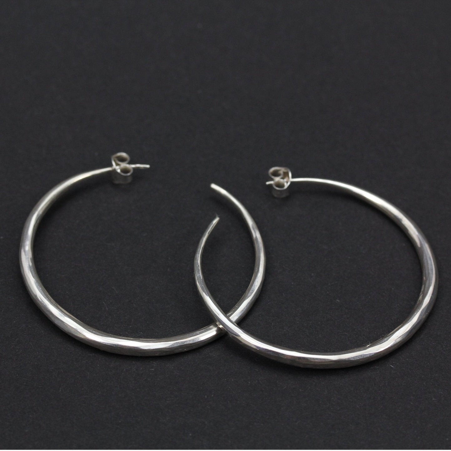 Hammered Hoops - Emmeli Holm Metallformgivning