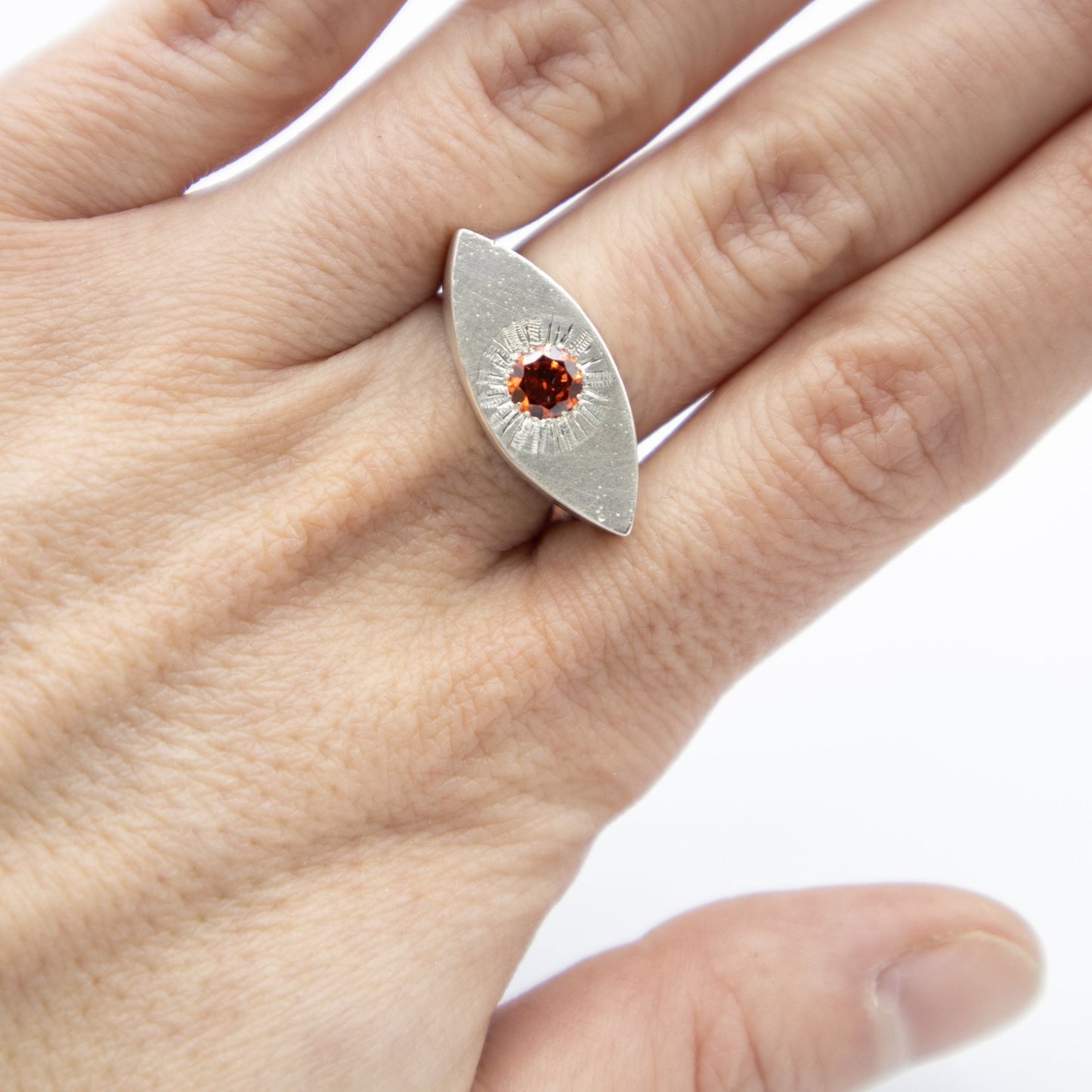 Iris - Emmeli Holm Metallformgivning