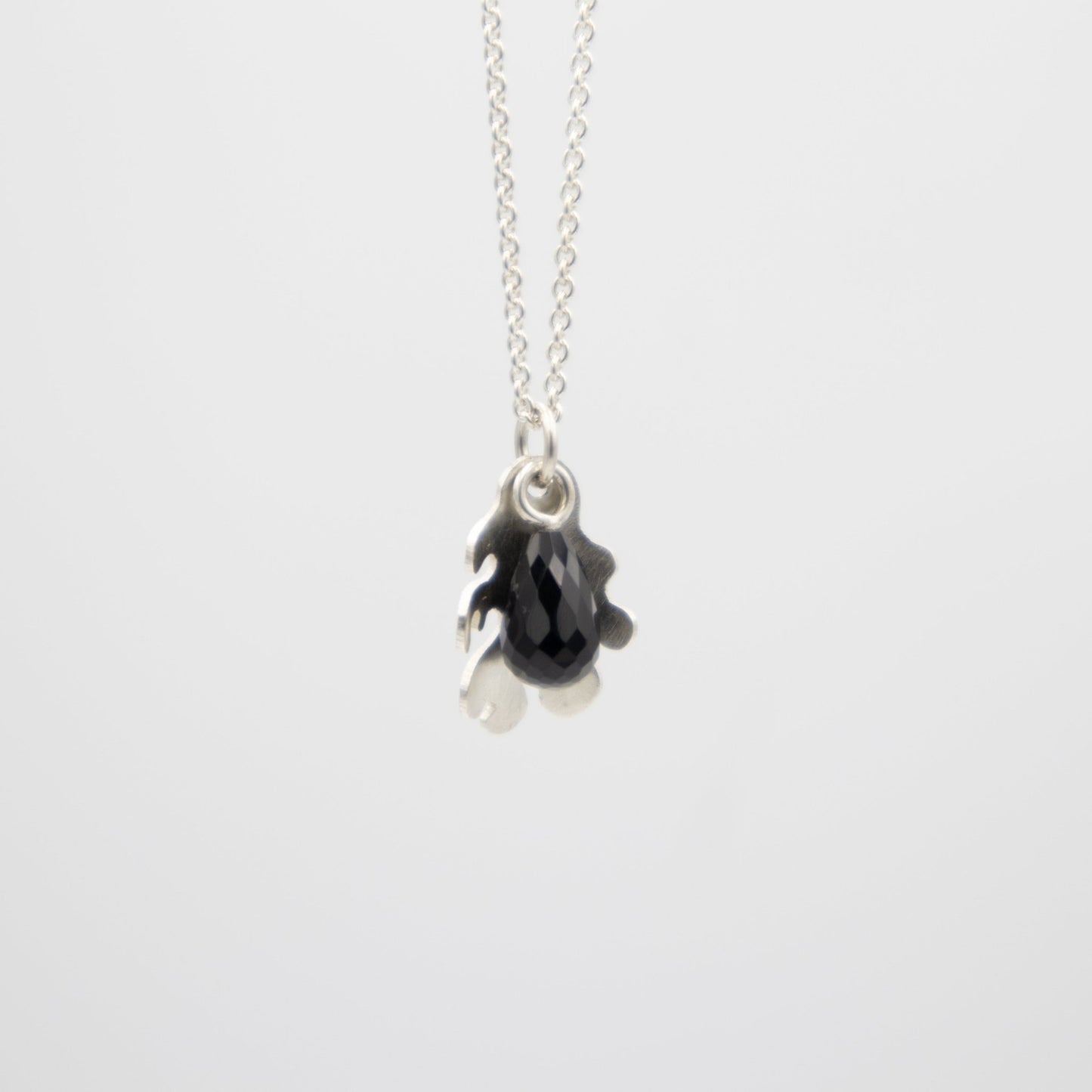 Onyx droppe - Emmeli Holm Metallformgivning