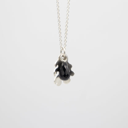 Onyx droppe - Emmeli Holm Metallformgivning