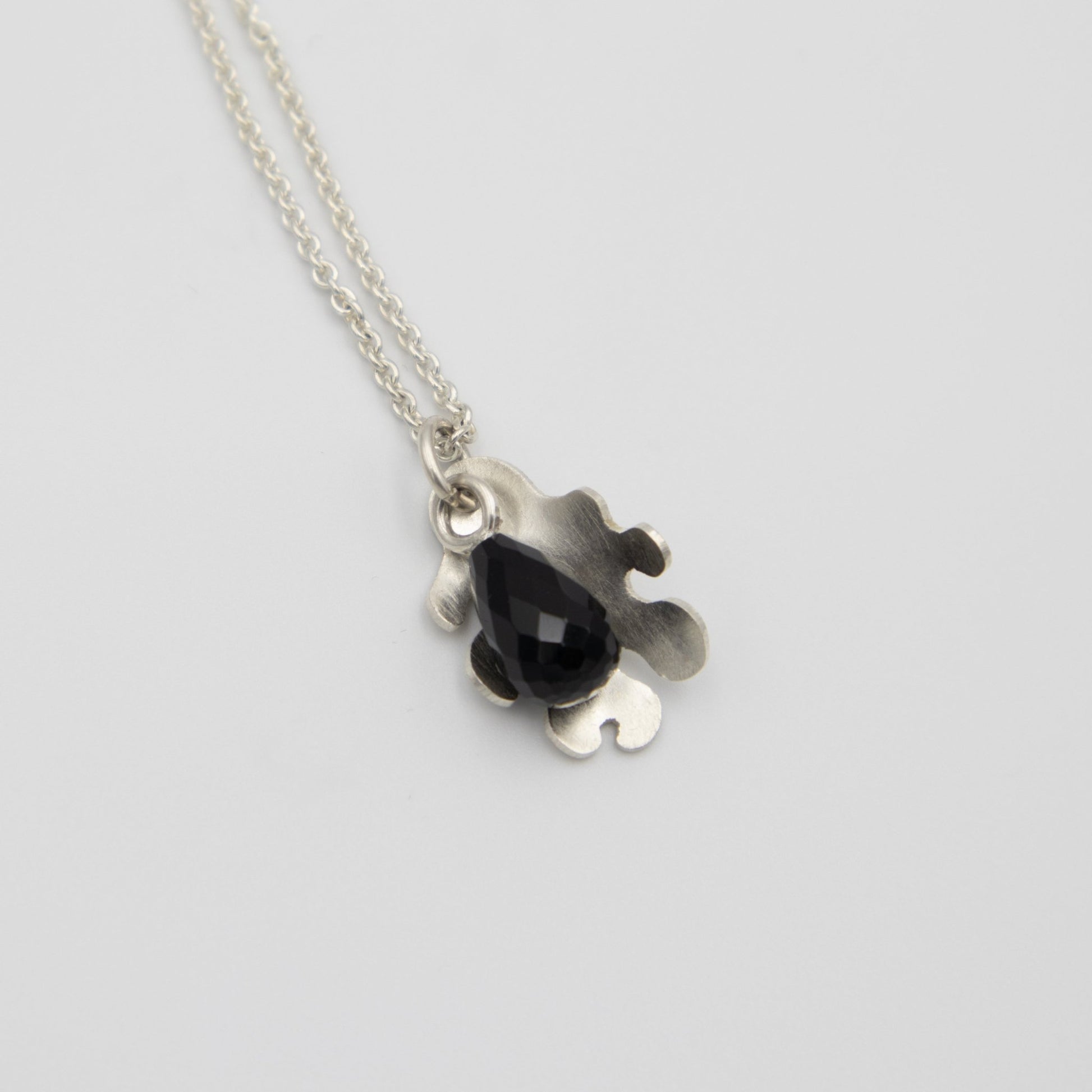 Onyx droppe - Emmeli Holm Metallformgivning