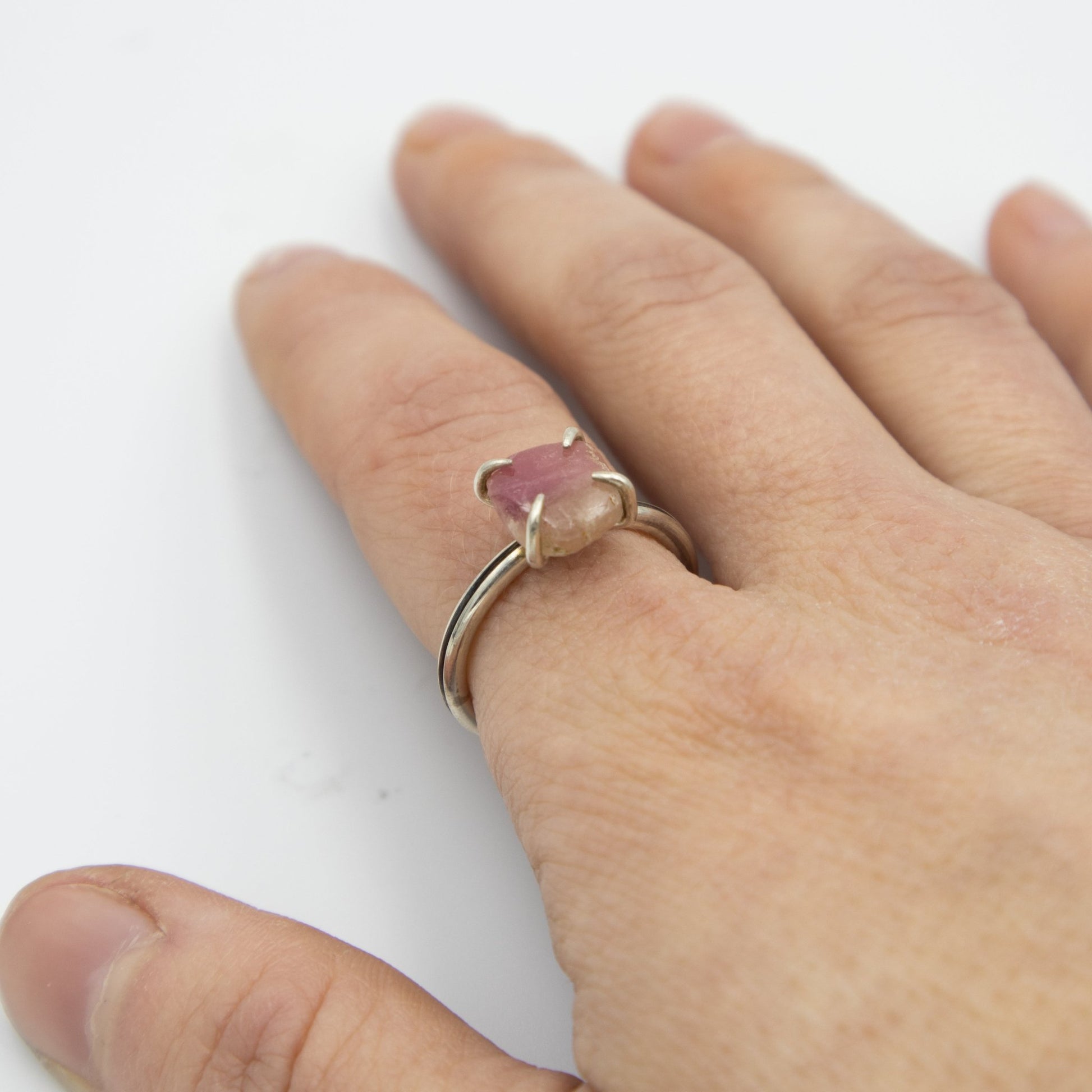 Pinkwhite - Emmeli Holm Metallformgivning