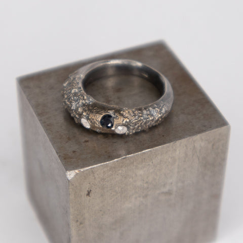 Sandgjuten, oxiderad ring - Emmeli Holm Metallformgivning